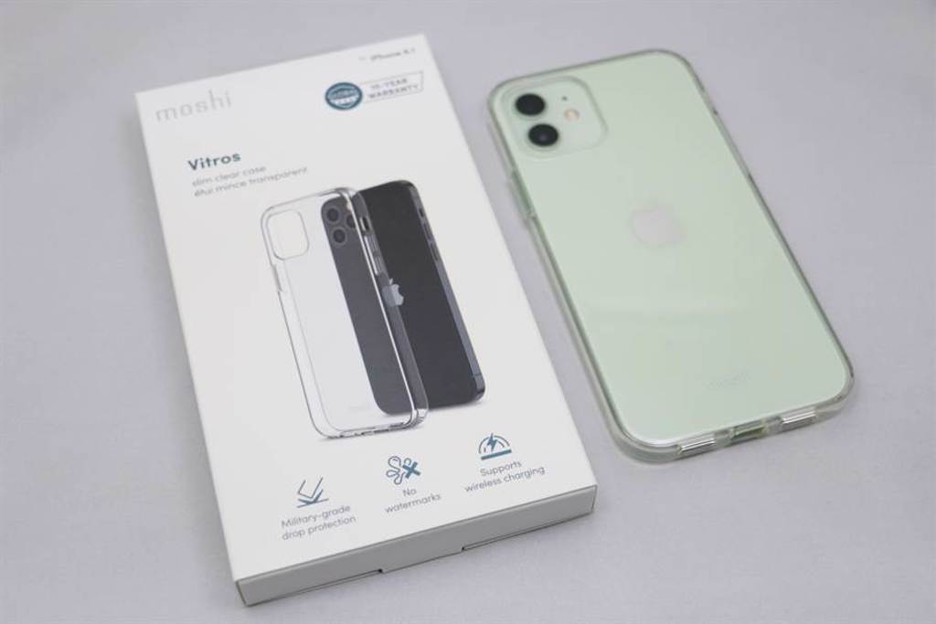 Moshi Vitros超薄透亮保護殼搭配iPhone 12。（黃慧雯攝）