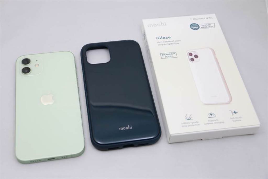 Moshi iGlaze保護殼搭配iPhone 12，同樣是一款持握手感很不錯的保護殼。（黃慧雯攝）