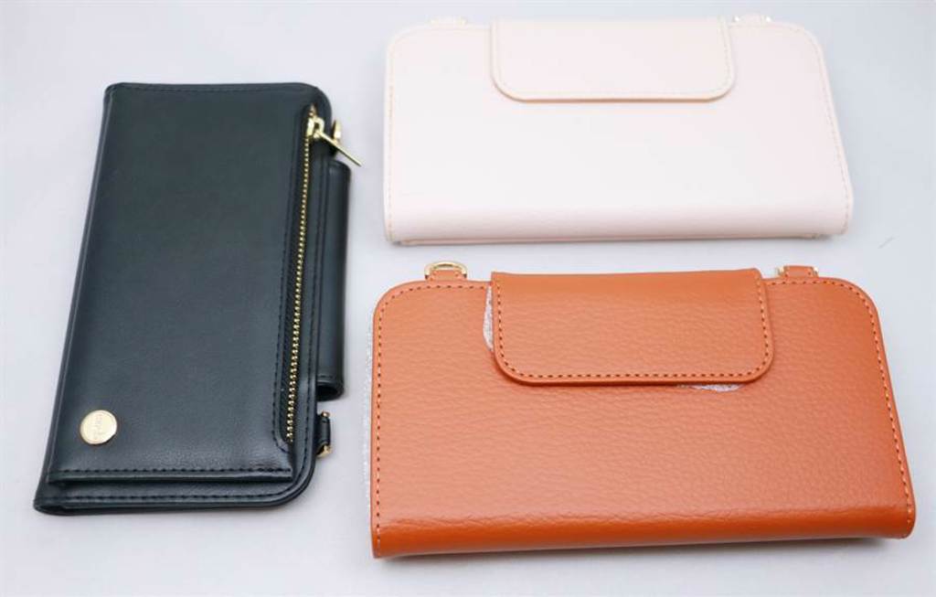 Moshi 今年推出SnapTo Crossbody Wallet磁吸式斜背三用手機包，共有三色。（黃慧雯攝）