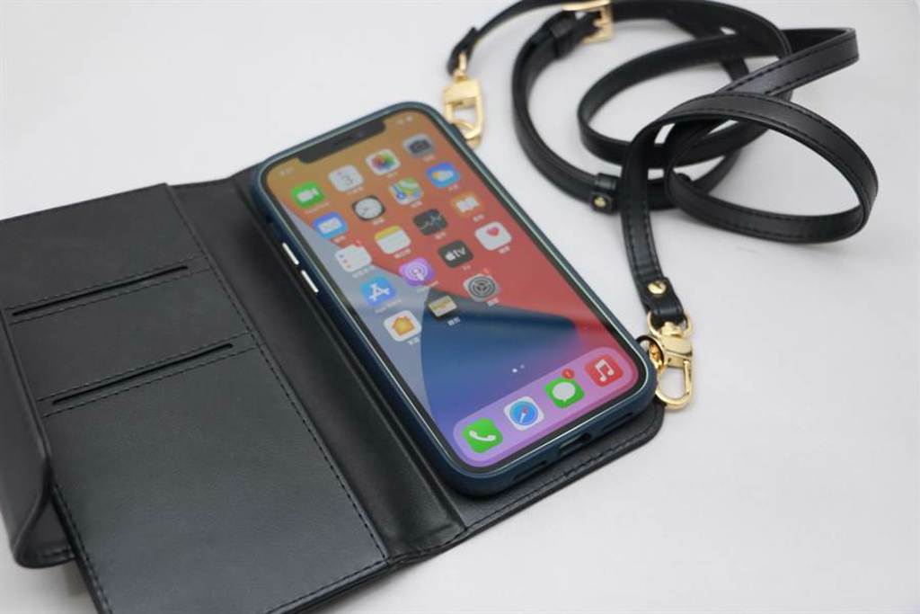 SnapTo Crossbody Wallet磁吸式斜背三用手機包搭配可調式背帶使用（可搭配任何一款SnapTo手機殼）。（黃慧雯攝）