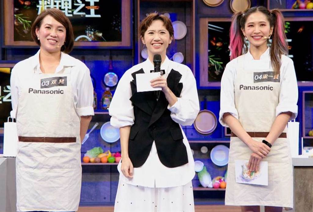粵菜菜系指定的料理是有名的「大良炒鮮奶」，由歌手梁一貞(右一)和張克帆的老婆双兒(左一)進行PK。（量子娛樂製作提供）