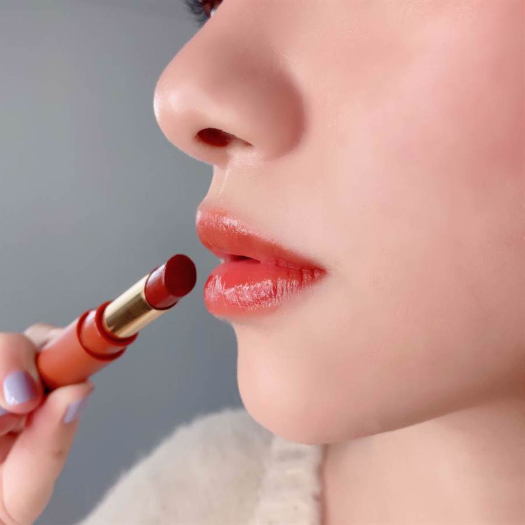 艾杜紗東京輕吻染唇膏打造水潤Q彈的唇妝。（圖／邱映慈攝影）
