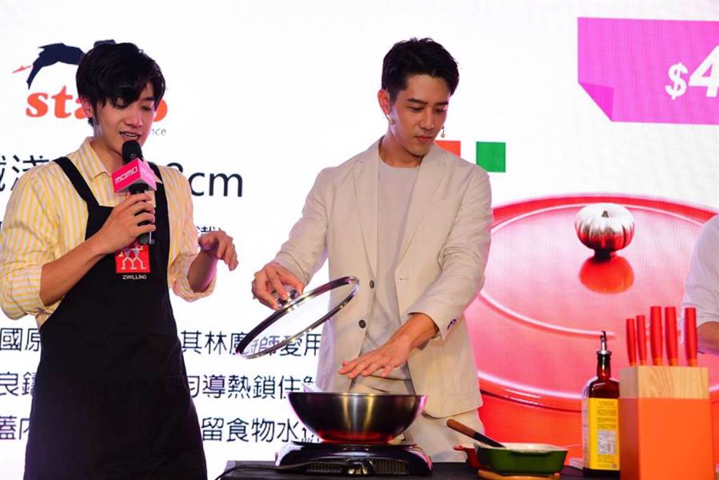 胡宇威展現廚藝。（momo提供）