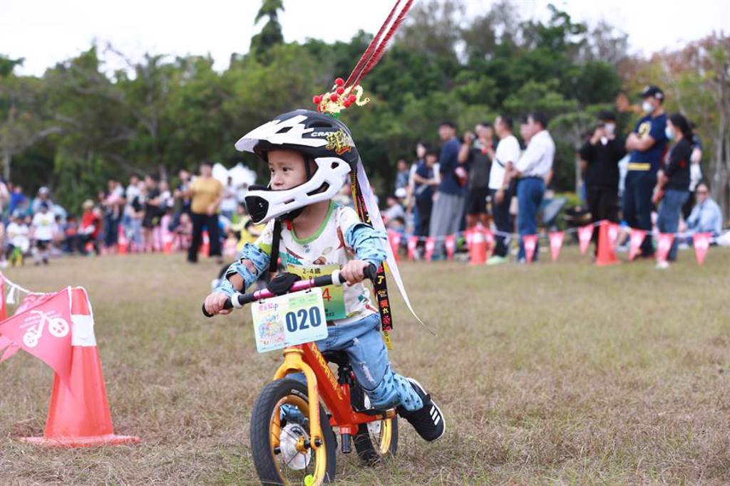 台灣自行車節-台中自行車嘉年華Bike Taiwan7日在都會公園登場，小騎士活力十足。（盧金足攝）