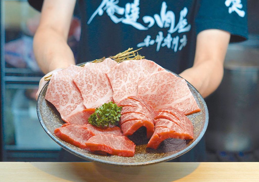 餐廳每月購入1頭日本和牛，親自手工修整與分切以確保品質。（何書青攝）