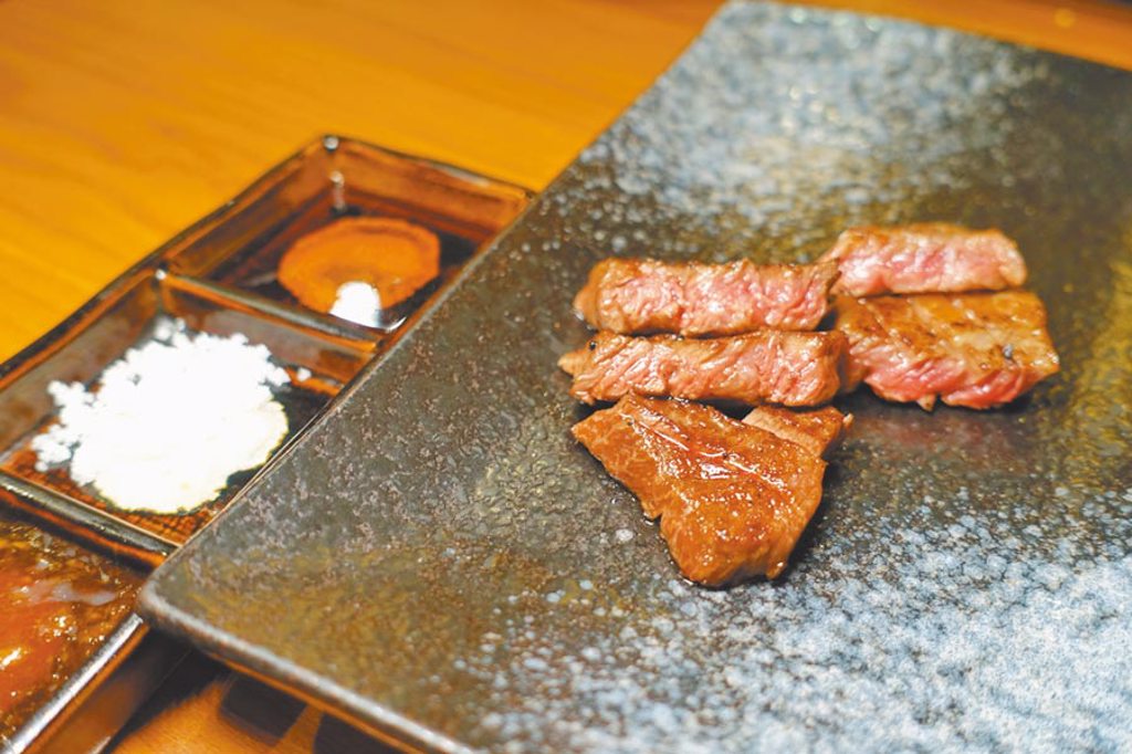 「芯芯肉」是位於牛後腿內側的瘦肉，薄切快烤，讓軟嫩肉質入口即融。（黃采薇攝）