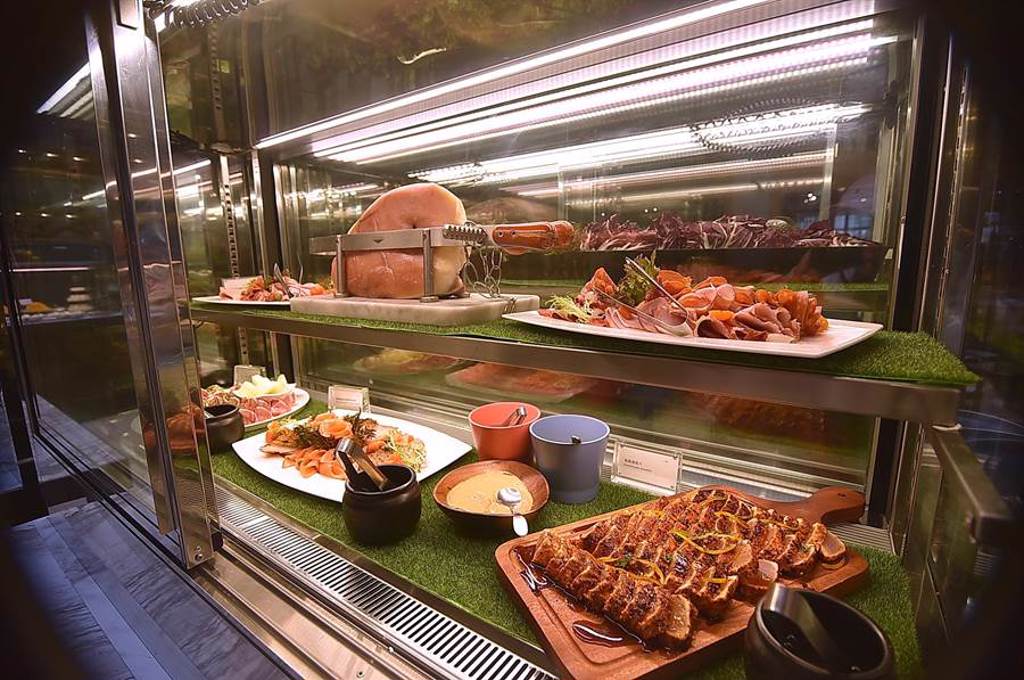 台北喜來登Buffet餐廳〈十二廚〉改裝後新增「中島冷菜區」，冷菜都陳列在溫控冷藏櫃，既增加保鮮度，也比開放式陳列更衛生安全。（圖／姚舜）