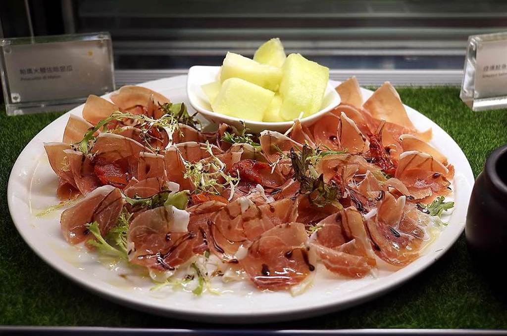 「帕瑪火腿哈蜜瓜卷」是義大利三大美味冷菜之一，台北喜來登Buffet餐廳〈十二廚〉可以無限取食吃到飽。（圖／姚舜）