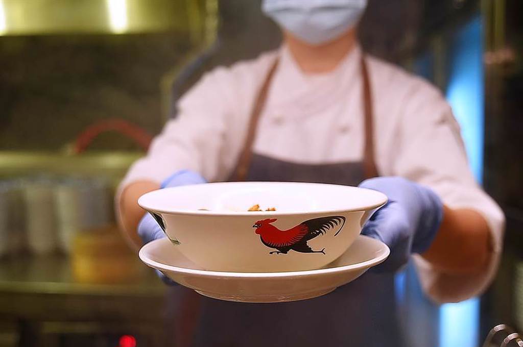 台北喜來登Buffet餐廳〈十二廚〉除硬體，餐具器皿亦全面更新，其中近年很紅的「公雞碗」被用來盛裝中式湯品或麵類。（圖／姚舜）