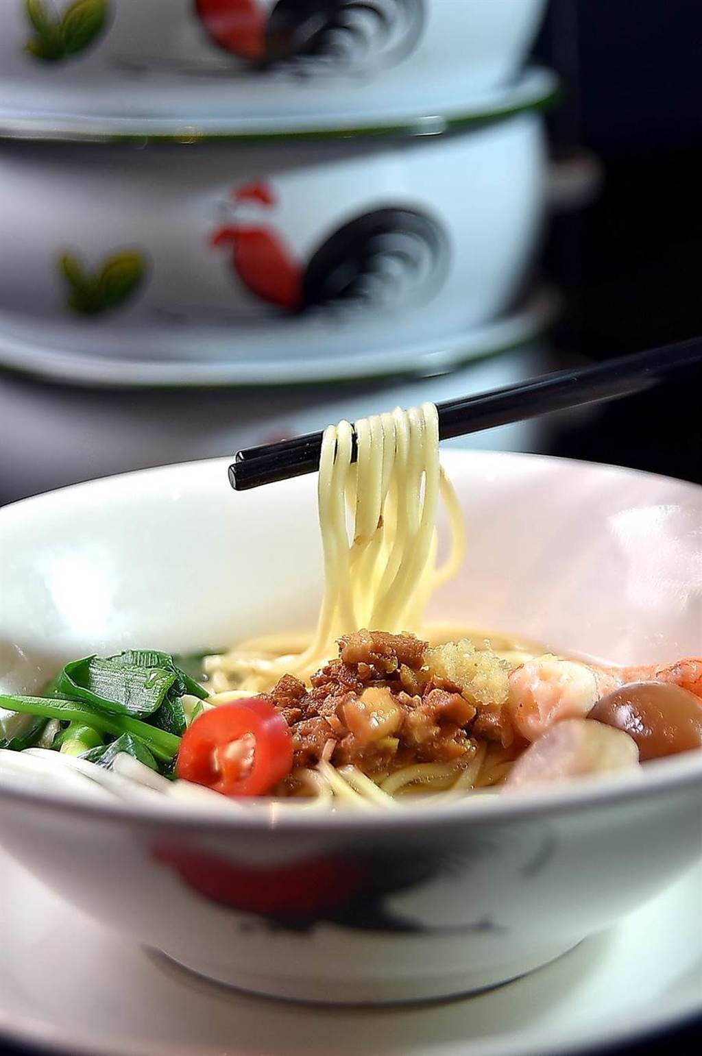 「台南擔仔麵」一直是台北喜來登Buffet餐廳「十二廚」的人氣台灣小吃，用「公雞碗」盛裝更有「味道」啦。（圖／姚舜）