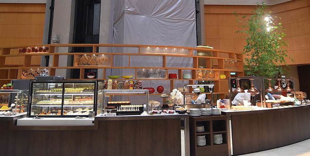 台北喜來登自助餐廳「十二廚」改裝，將「甜點區」擴大並設在全餐廳中央位置，非常醒目顯眼。（圖／姚舜）