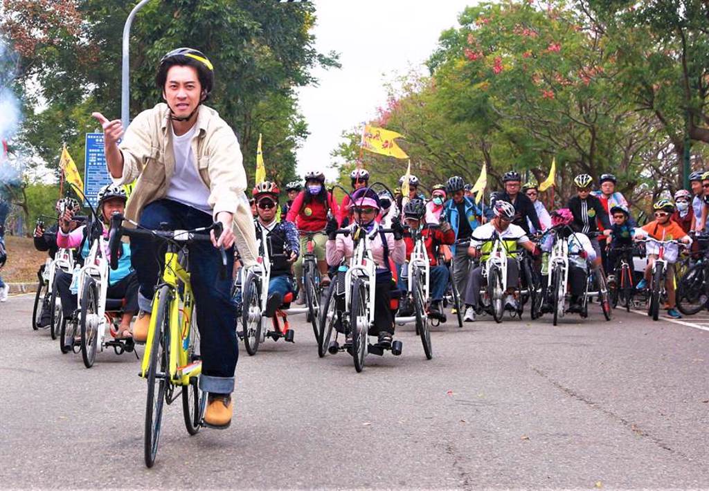 台中自行車嘉年華8日湧入上千車友，藝人陳漢典當代言人，帶頭騎乘鼓勵自行車旅遊。（盧金足攝）