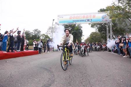 陳漢典靠自行車練腿力 遊台中樂在「騎」中