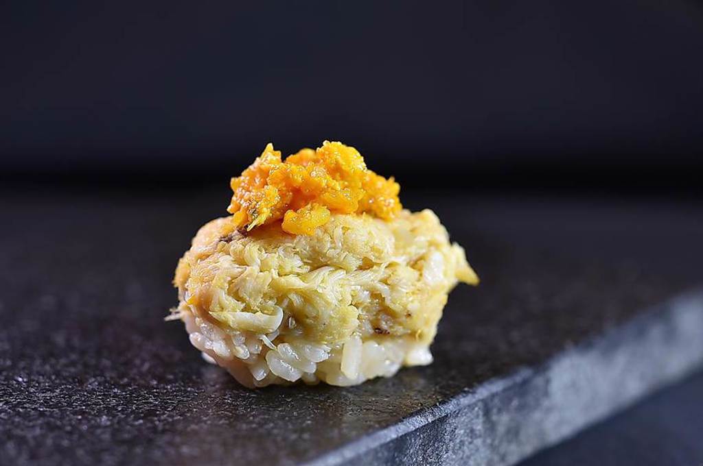 〈壽司芳〉推出季節限定大閘蟹套餐，〈蟹肉蟹膏握壽司〉就是用大閘蟹蟹肉和蟹膏製作。（圖／姚舜）