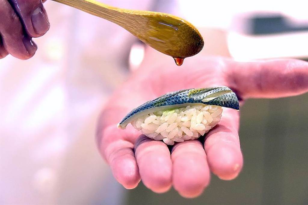 除了Chef Hiroki的無框架「非典」料理外，在〈壽司芳〉也可以嘗到正統道地的江戶前握壽司。（圖／姚舜）