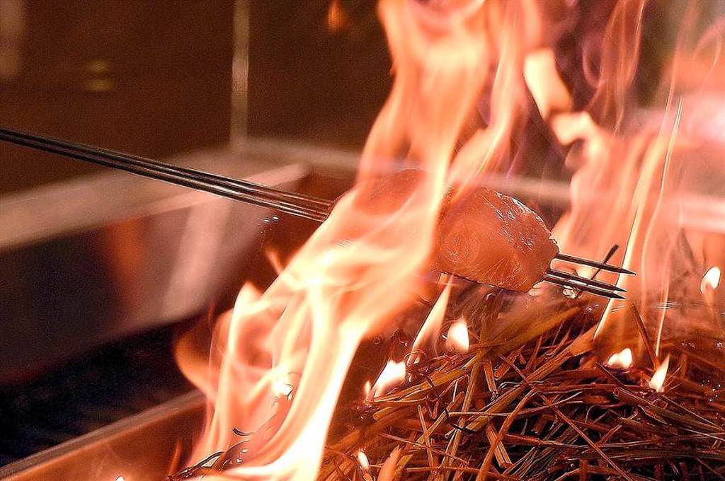 〈壽司芳〉的廚房備有直火碳烤爐，所以菜單中會穿插炭烤美味。（圖／姚舜）