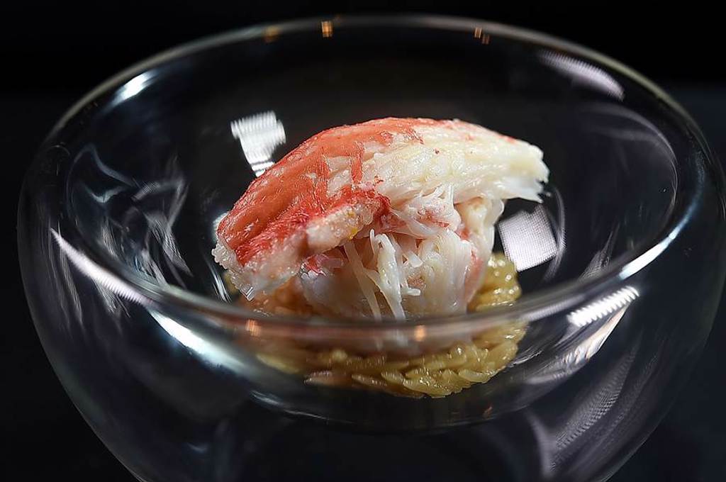 〈壽司芳〉主廚Hiroki設計的〈蟹肉糯米飯〉，用了松葉蟹肉和大閘蟹肉2種蟹肉，襯底的糯米飯則是用蟹高湯煨煮，味道也很鮮。（圖／姚舜）