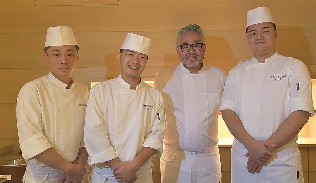 〈壽司芳〉主要菜式是由大阪米其林二星名廚Chef Hiroki（右2)設計，並由日籍駐店主廚橋本和宏（左2)率團隊演繹。（圖／姚舜）