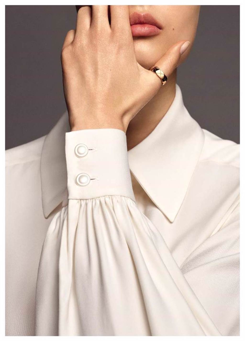 Coco Crush珠寶可以隨意佩戴，把戒指戴在大姆指很酷。（CHANEL提供）