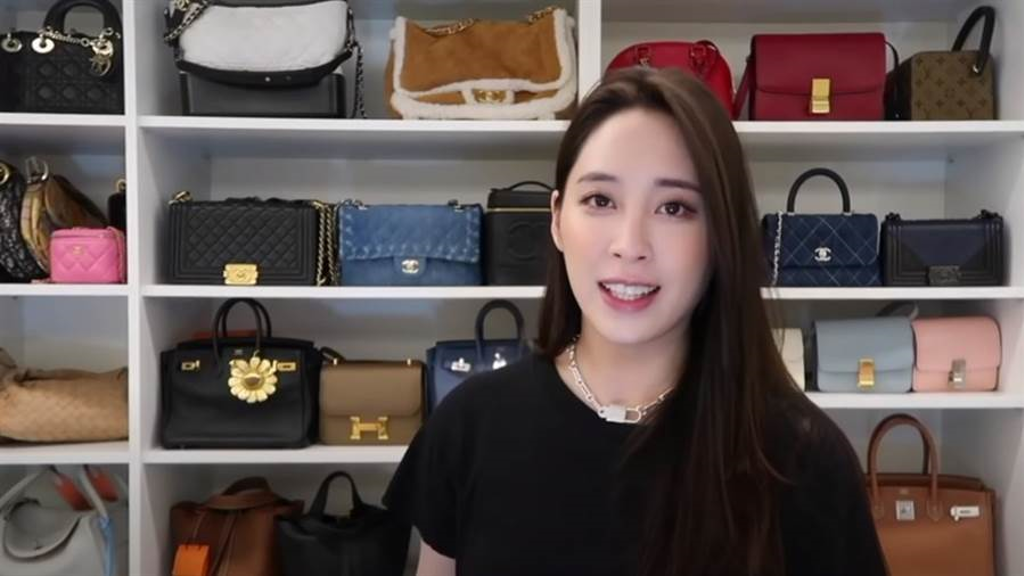藝人歐陽妮妮日前在YouTube影片中介紹她身後的整面名牌包，遭網友酸連「Hermès」都不會唸。（圖／截自YT@歐陽妮妮）