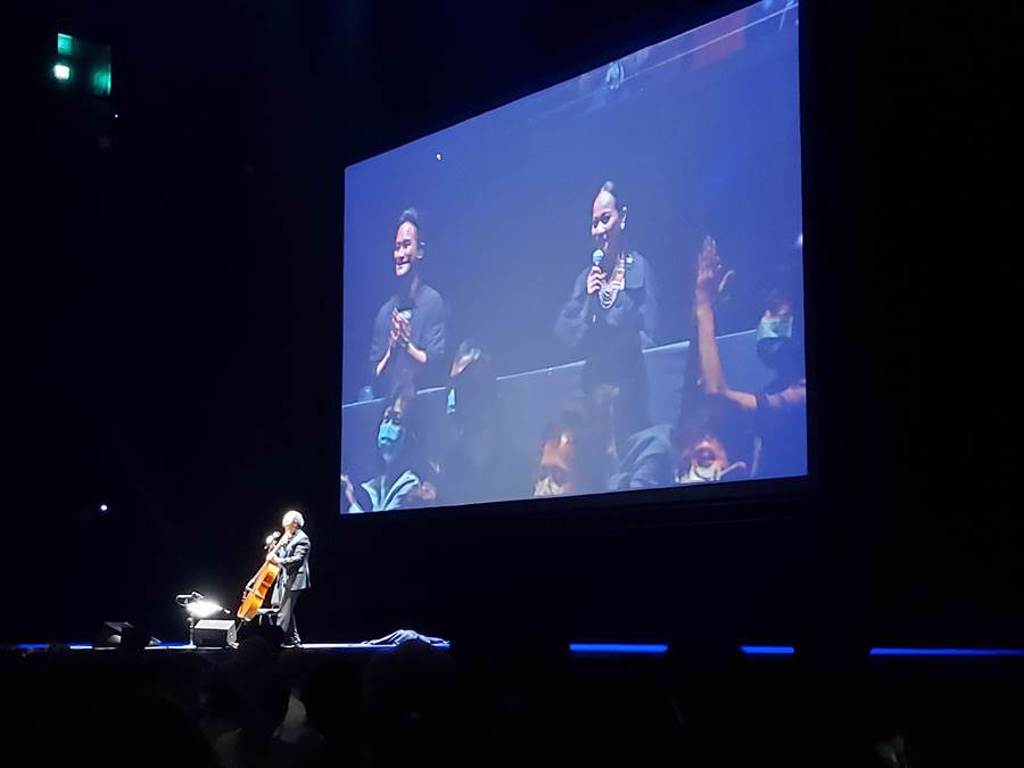 大提琴家馬友友今晚在台北流行音樂中心演奏全本巴哈無伴奏組曲，最後為觀眾安排驚喜安可曲，與金曲歌手阿爆同台演出，全場嗨翻。（李欣恬攝）