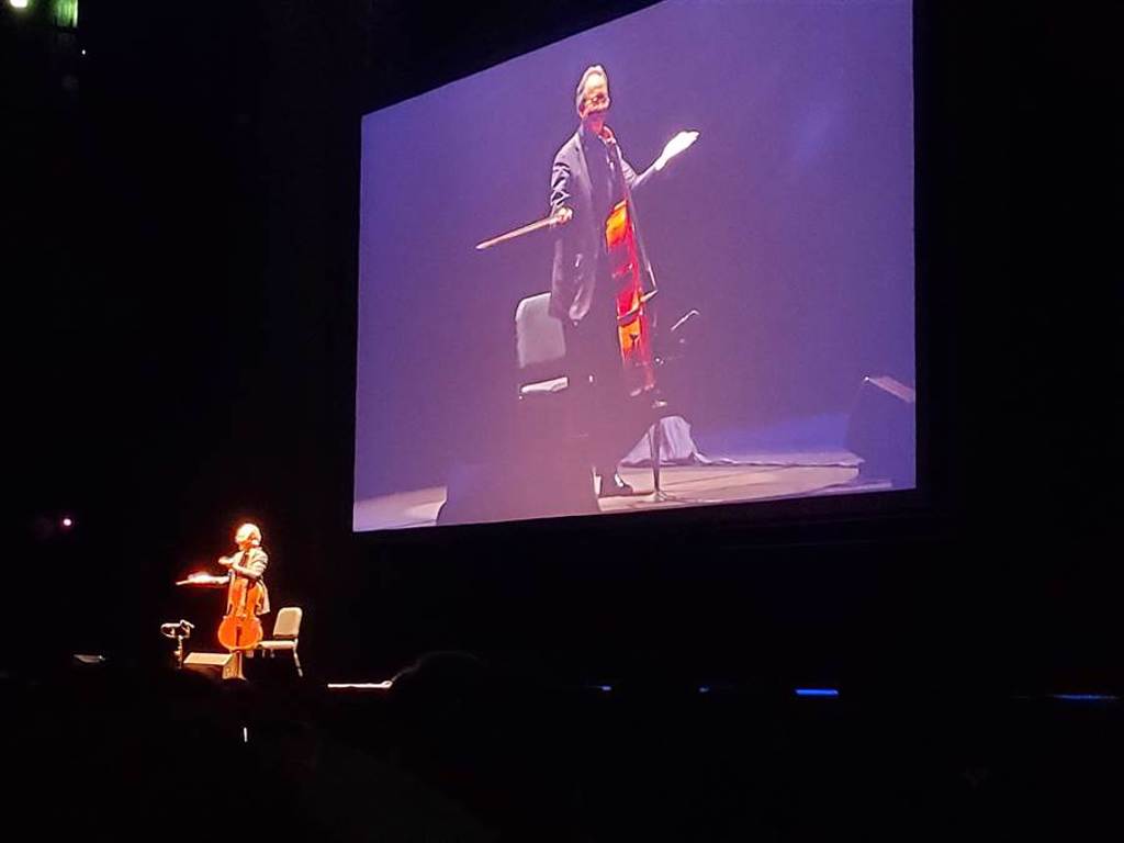大提琴家馬友友昨晚在台北流行音樂中心演奏全本巴哈無伴奏組曲，他對觀眾告白：「我愛你！」（李欣恬攝）