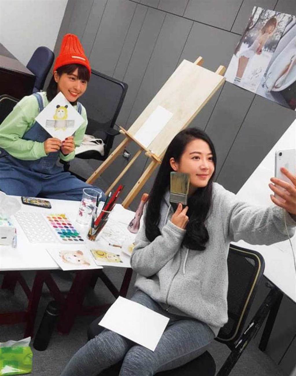 張熙恩是演藝圈有名的才女，近年花很多心力在畫畫上，連峮峮都是她的學生。（圖／翻攝自張熙恩臉書）
