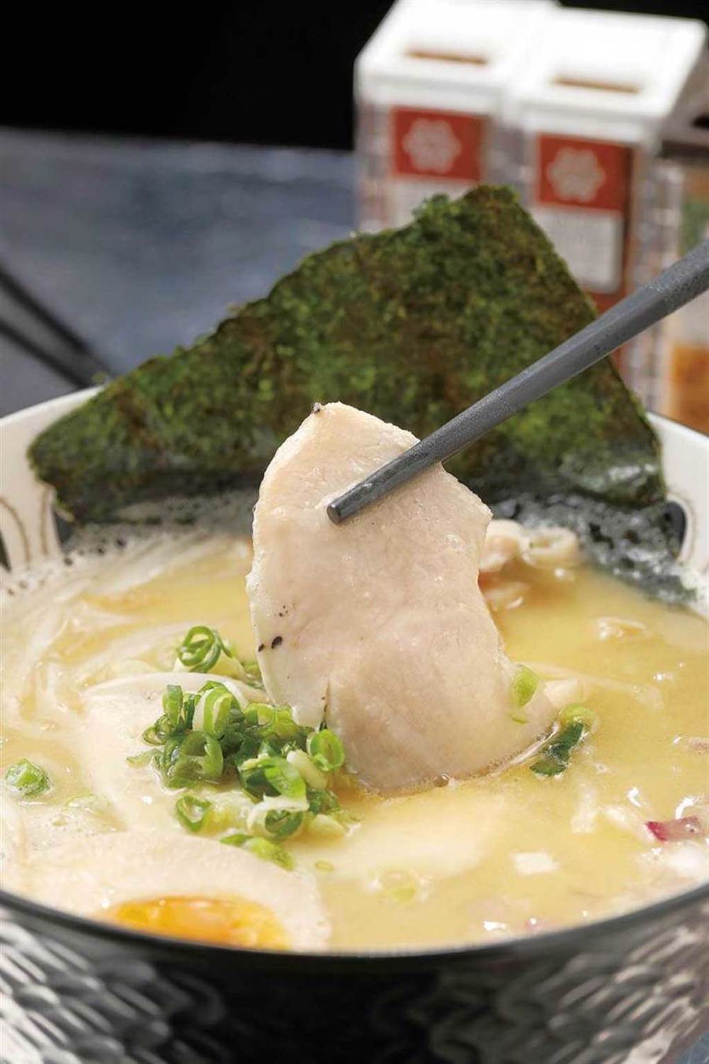 湯頭質地濃厚的「雞白湯拉麵」，喝得到雞肉鮮味與洋蔥甜味。（一三○元）（圖／于魯光攝）