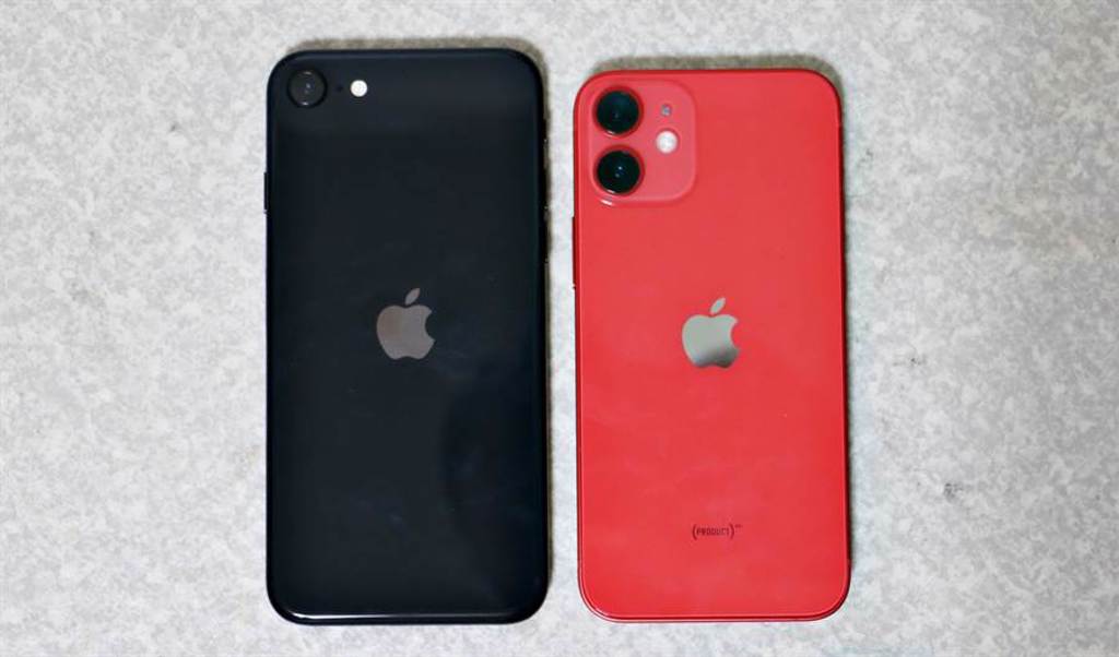 iPhone SE（第二代）以及iPhone 12 mini（PRODUCT RED）。（黃慧雯攝）