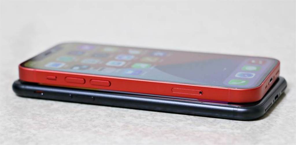 iPhone SE（第二代）以及iPhone 12 mini（PRODUCT RED）左側機身對比。（黃慧雯攝）