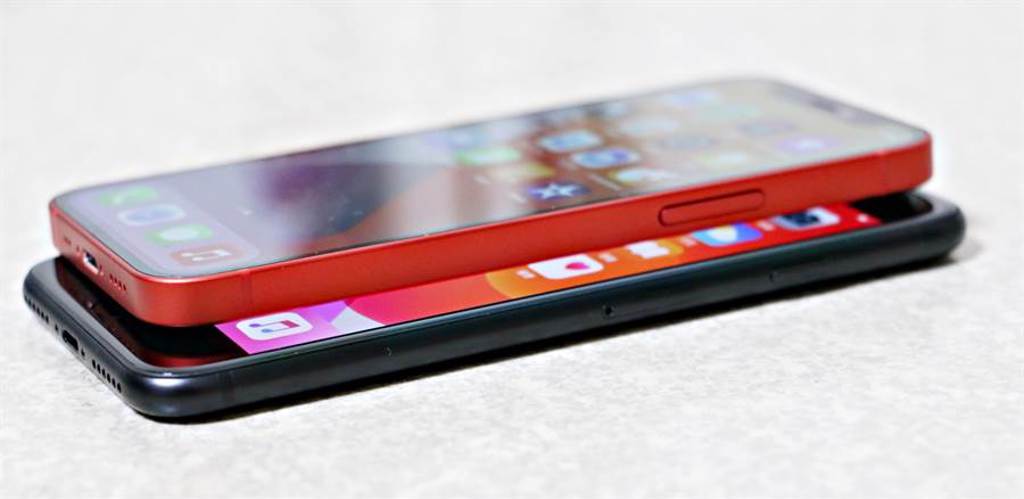 iPhone SE（第二代）以及iPhone 12 mini（PRODUCT RED）右側機身對比。（黃慧雯攝）