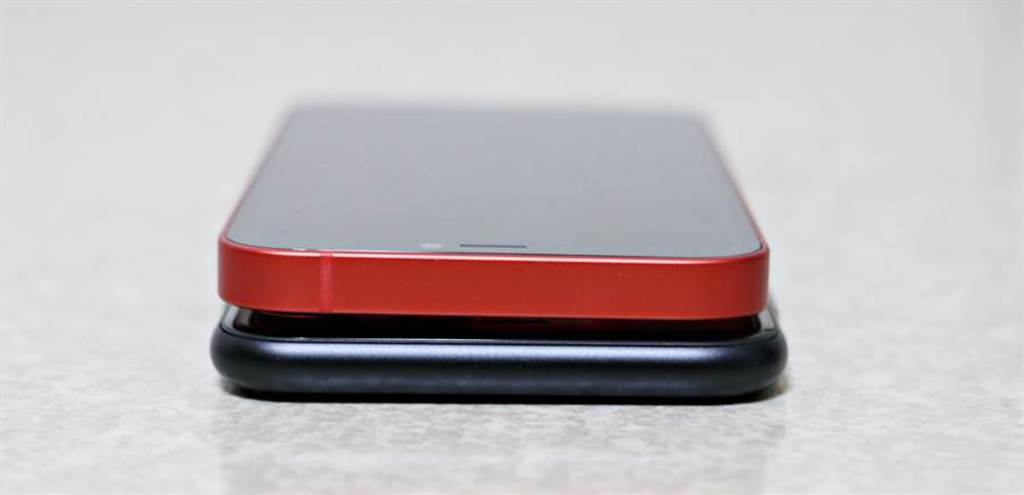 iPhone SE（第二代）以及iPhone 12 mini（PRODUCT RED）頂端對比。（黃慧雯攝）

