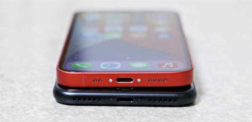 iPhone SE（第二代）以及iPhone 12 mini（PRODUCT RED）底部對比。（黃慧雯攝）