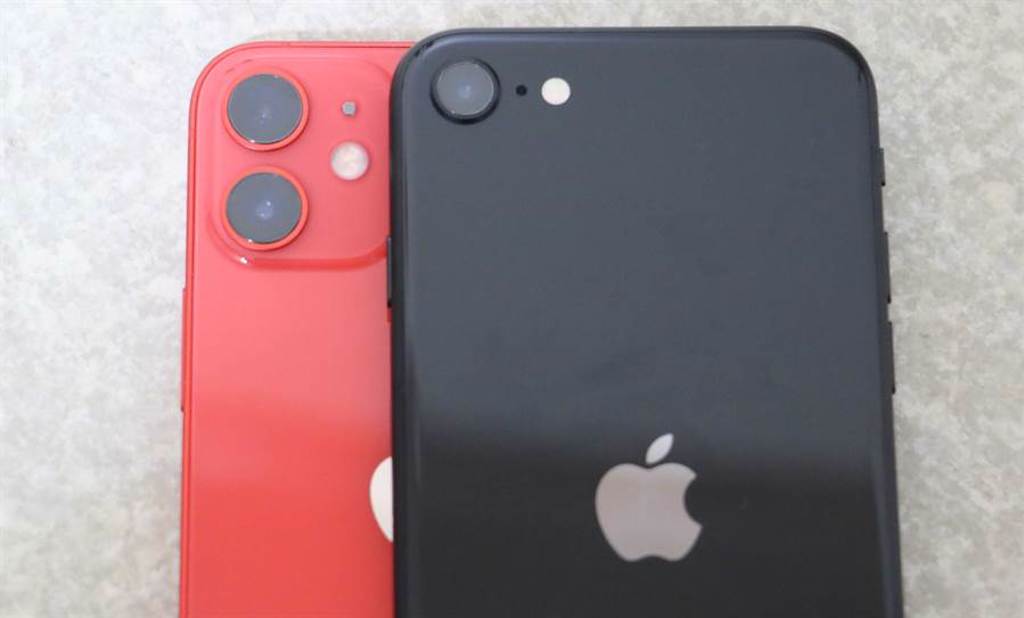 iPhone SE（第二代）以及iPhone 12 mini（PRODUCT RED）主相機位置對比。（黃慧雯攝）