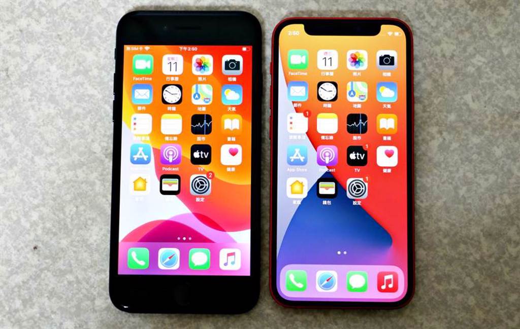 iPhone SE（第二代）以及iPhone 12 mini（PRODUCT RED）正面。（黃慧雯攝）