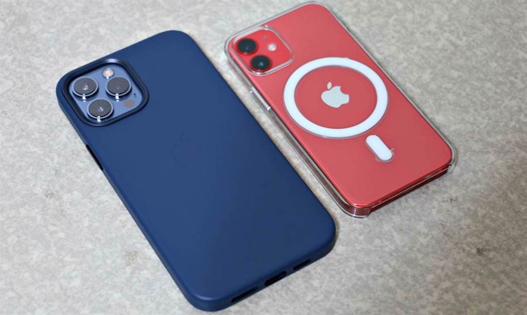 裝上皮革保護套的iPhone 12 Pro Max以及裝上透明保護殼的iPhone 12 mini。（黃慧雯攝）