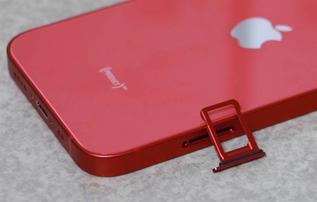 iPhone 12 mini 的SIM卡卡槽移到左側，卡槽也是金屬質感帶有紅色。（摘自蘋果官網）