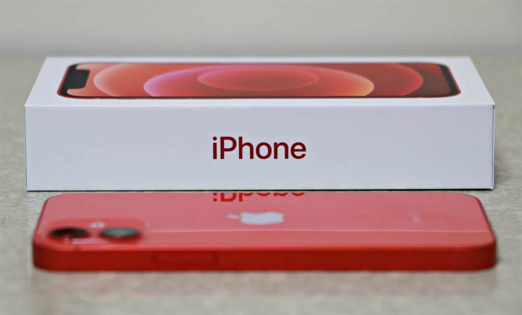 iPhone 12 mini PRODUCT RED（紅色）與包裝盒。（摘自蘋果官網）