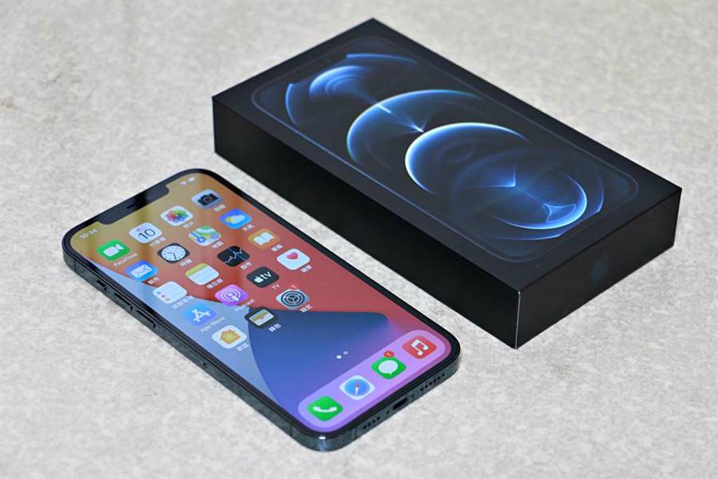 iPhone 12 Pro Max以及包裝盒。iPhone 12 Pro系列的包裝盒與iPhone 11 Pro系列一樣是以黑色系為主。（黃慧雯攝）
