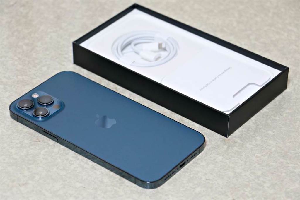 iPhone 12 Pro Max太平洋藍以及包裝盒內配件，僅有充電線。（黃慧雯攝）
