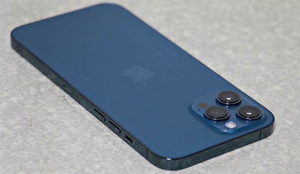 iPhone 12 Pro Max太平洋藍色左側機身。（摘自蘋果官網）