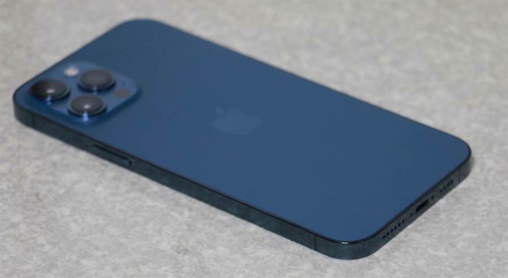 iPhone 12 Pro Max太平洋藍色右側機身。（摘自蘋果官網）