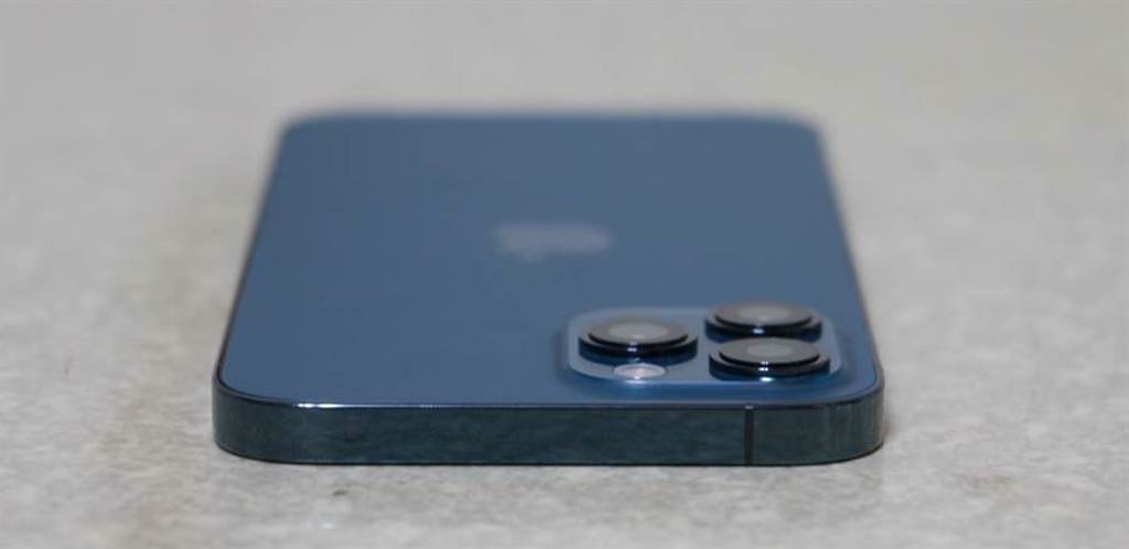 iPhone 12 Pro Max太平洋藍頂部。（摘自蘋果官網）