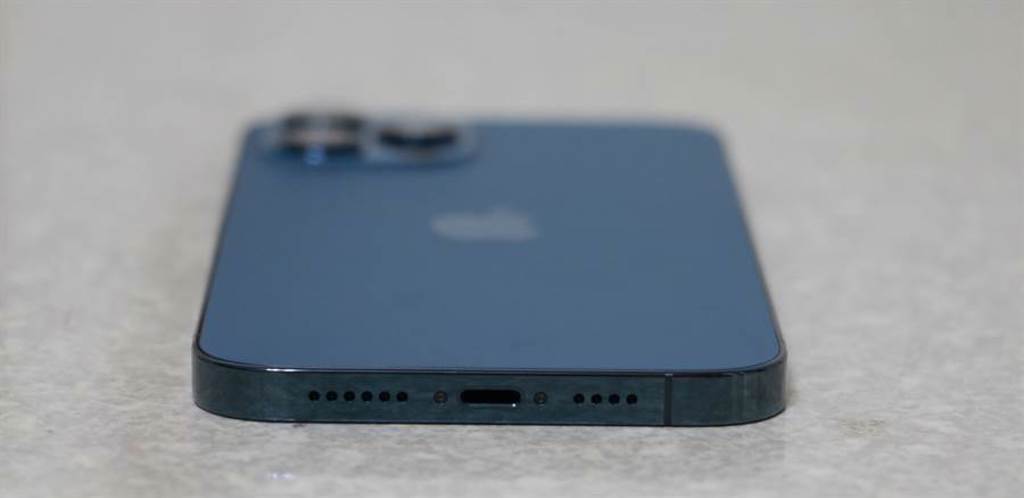 iPhone 12 Pro Max太平洋藍底部。（摘自蘋果官網）