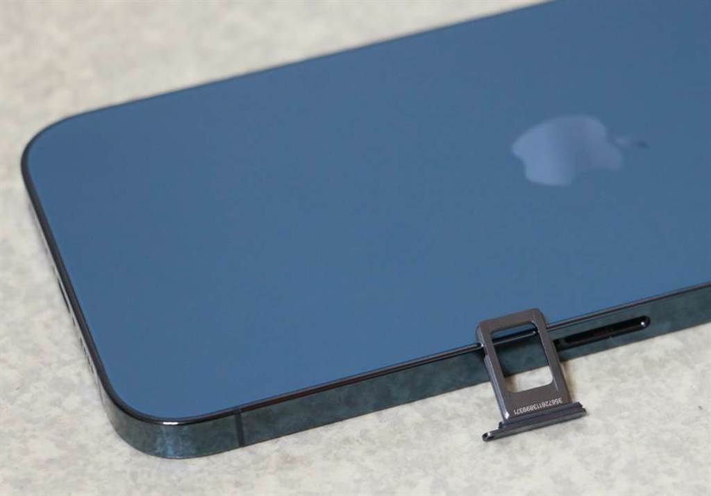 iPhone 12的SIM卡卡槽移到左側，但是位置更偏中央，卡槽也是金屬質感，並與機身顏色相同。（摘自蘋果官網）