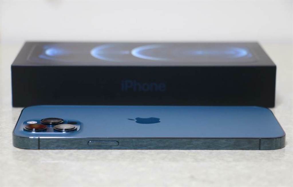 iPhone 12 Pro Max太平洋藍與包裝盒。（摘自蘋果官網）