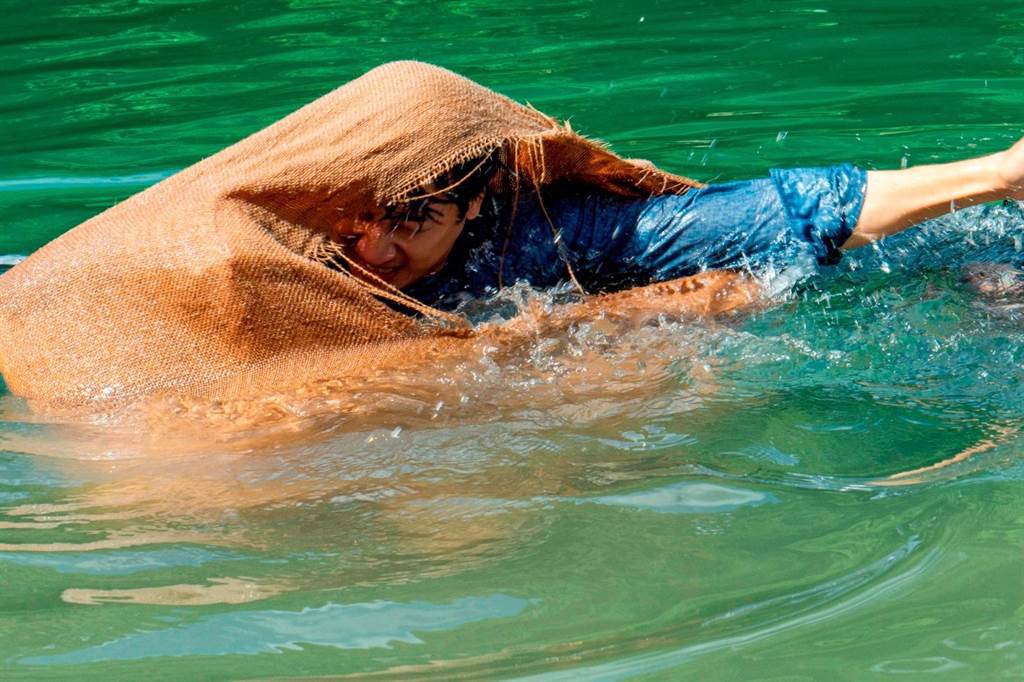 邱凱偉（Darren）、大元劇中被「蓋布袋」丟進水裡。（三立提供）