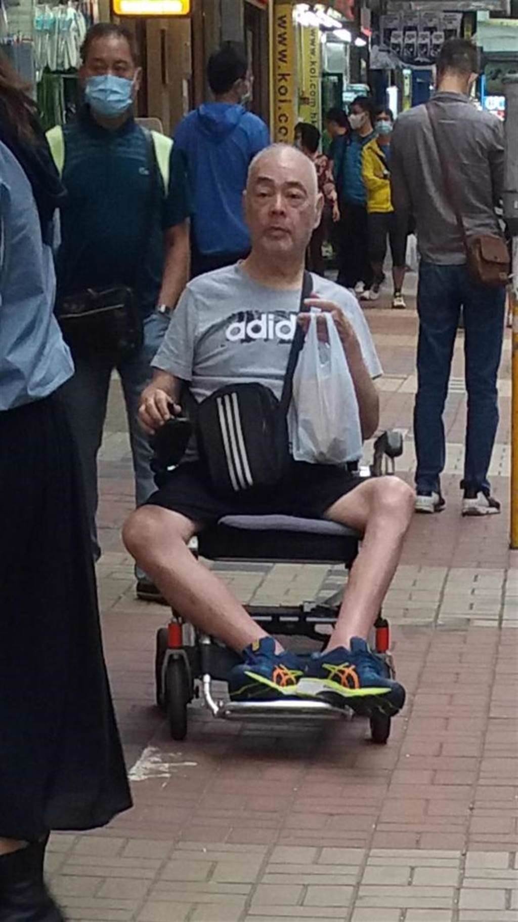 張偉文憔悴坐輪椅暴瘦近照瘋傳。(取自東網)