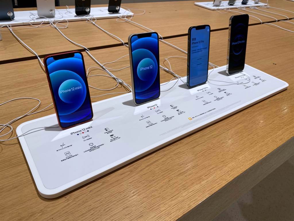 蘋果也將四款iPhone 12系列同時陳列在一起，便於比較。（黃慧雯攝）

