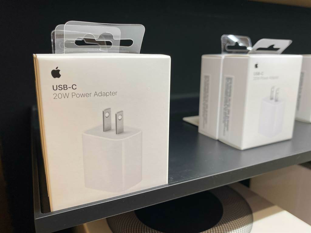 Apple Store信義A13店內當然有販售最新的20W充電器，不僅可為iPhone 12 系列快速充電，也可以讓MagSafe充電器（目前台灣尚未開賣）發揮完整的15W充電功率。（黃慧雯攝）